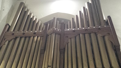 the organ pipes in the choir